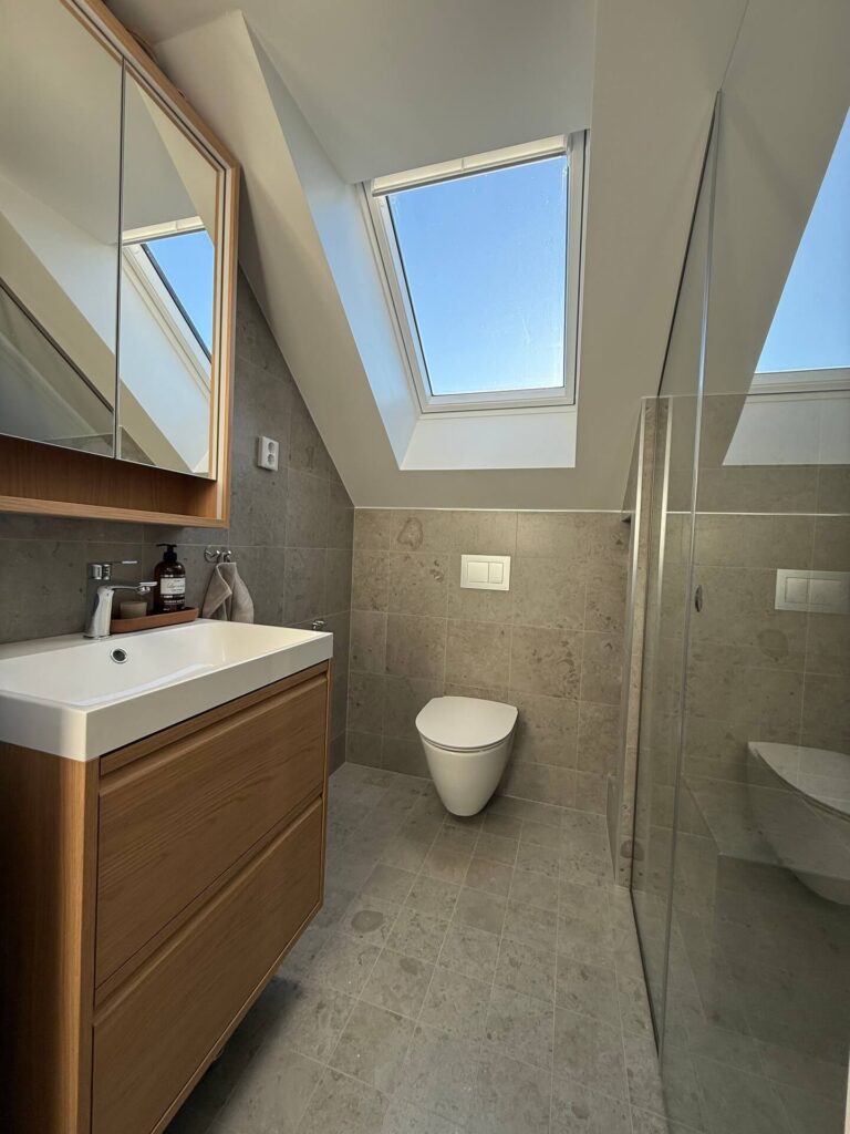 Badrum med smarta lösningar och luftig känsla